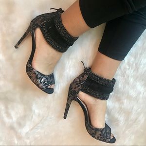 🖤Vince Camuto Lace Heels 🖤